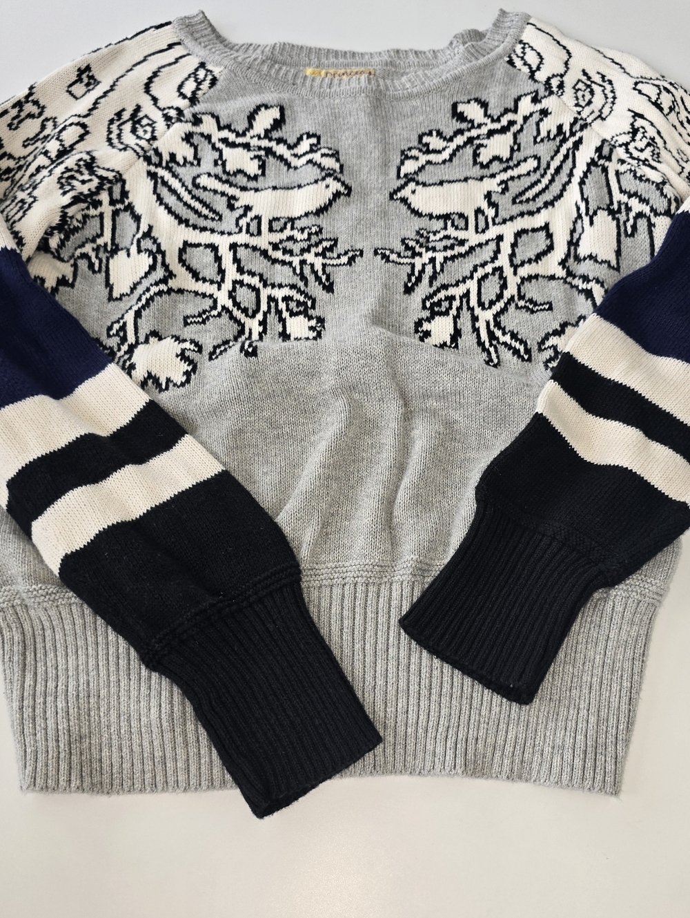 Princess Vera Wang Partridge In A Pear Tree Sweater Juniors L Gray Graphic Knit